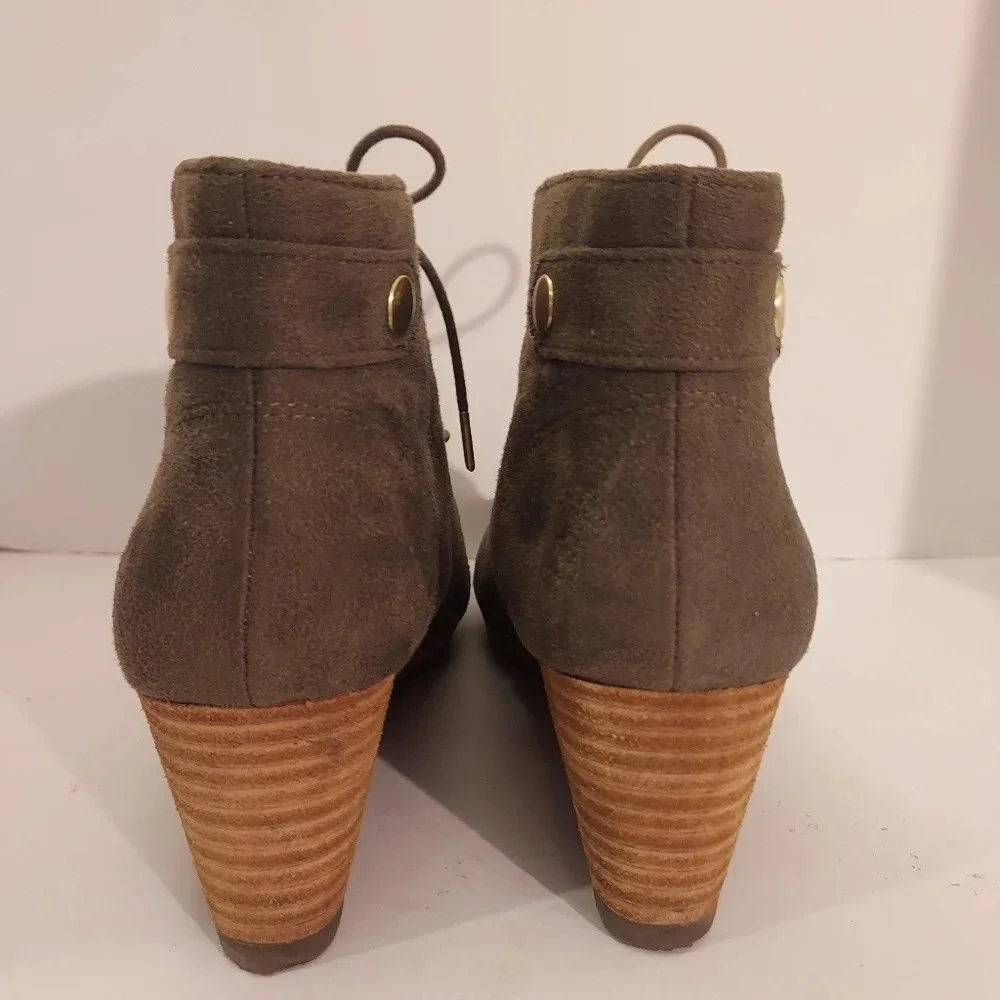 Dr. Scholl's Shoes Olive Green Microfiber Conquer Ankle Booties in Size 7.5M